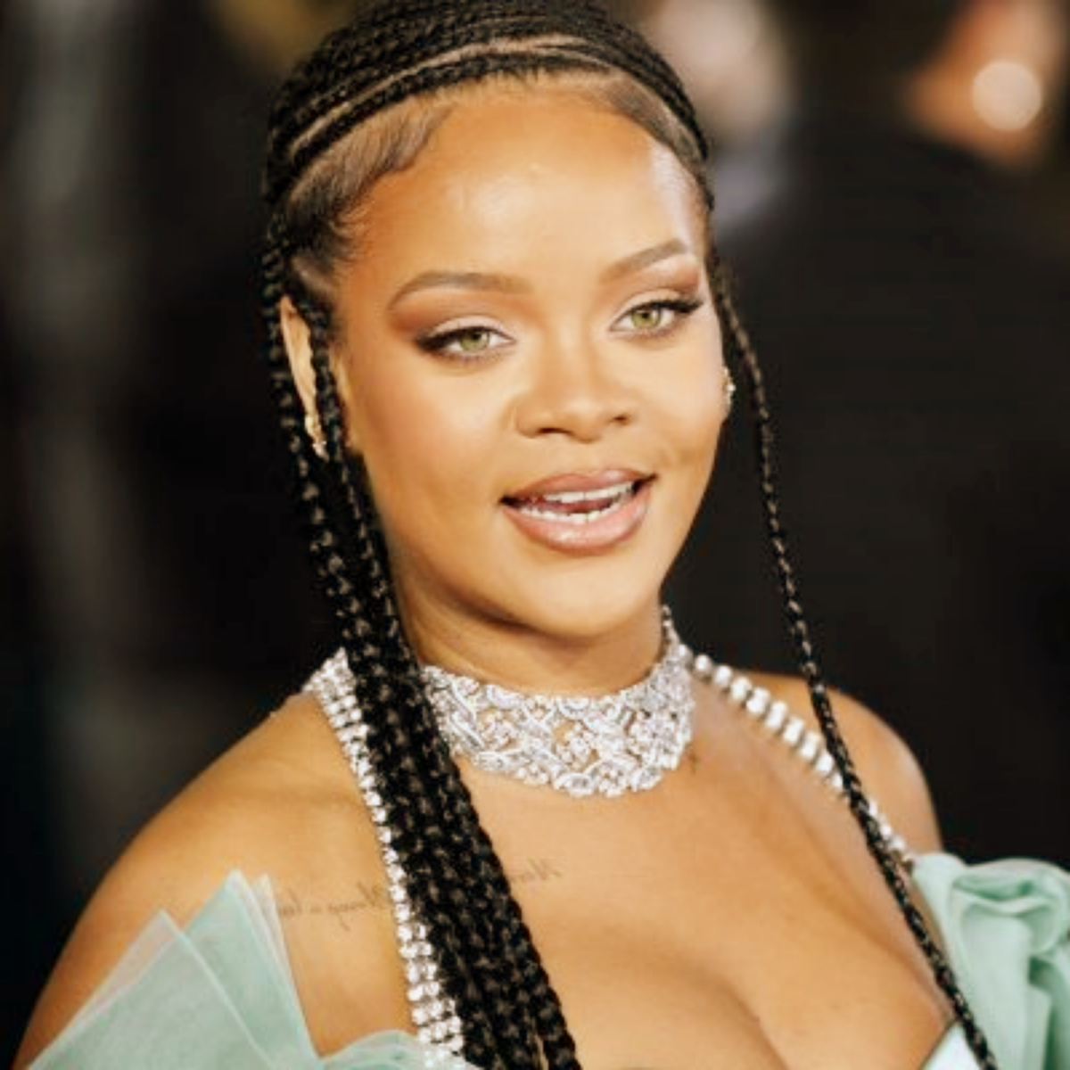 Makeup FREE Rihanna Has Fans Calling Her “Basic!!”